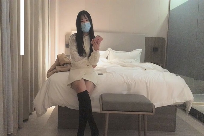 网约小姐姐酒店偷拍，后入啪啪饥渴几天了用力干，做到一半要去医院表示很无语